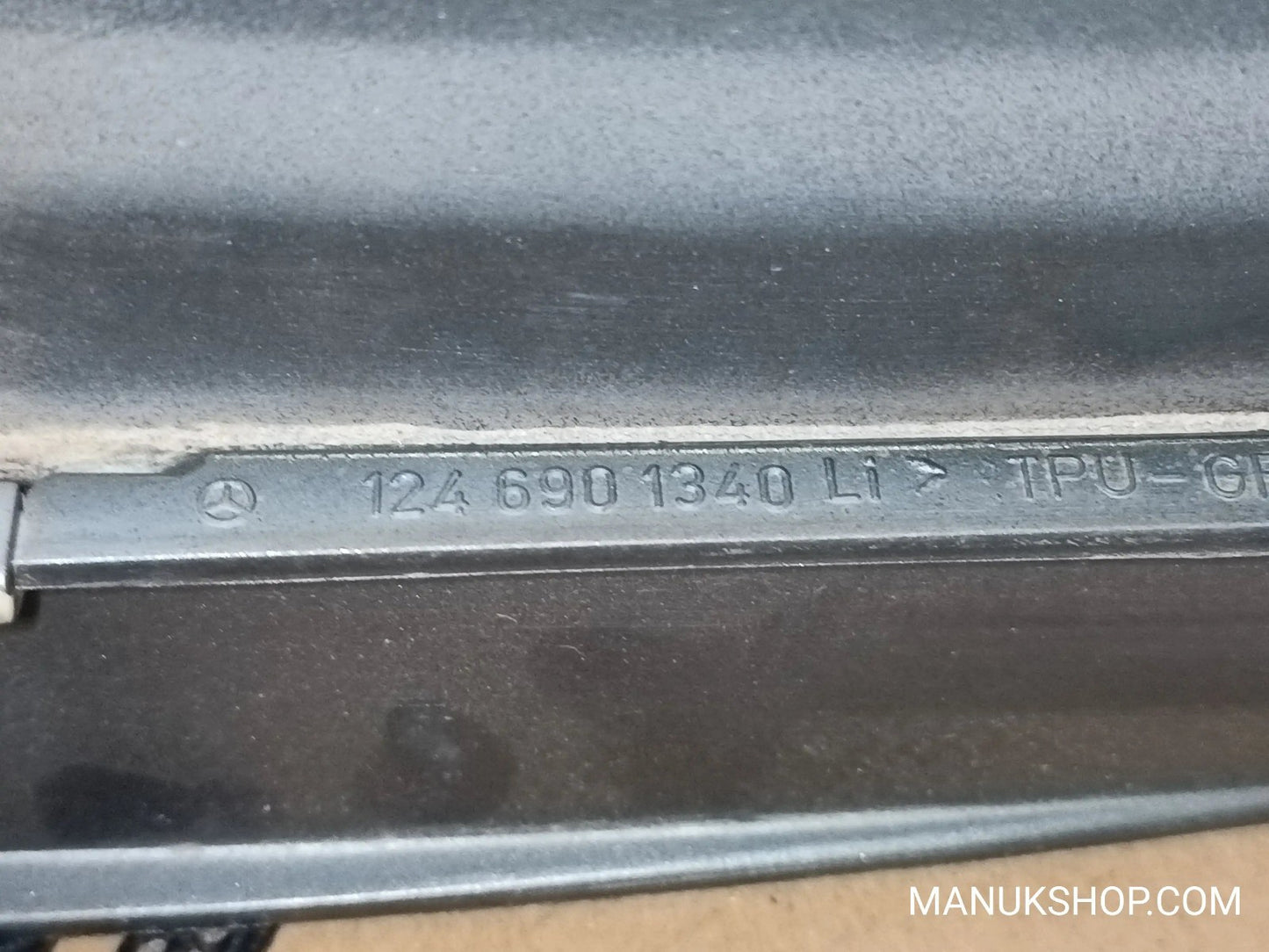 Leiste Zierleiste Kotflügel links Mercedes-Benz W124 1246901340 124 690 13 40