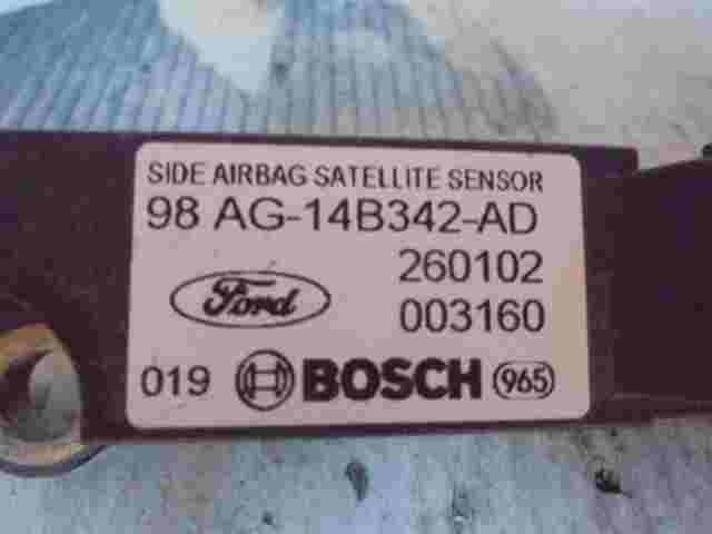 Airbagsensor Airbagsteuergerät Ford Focus 98AG14B342AD 98 BOSCH 260102 003160