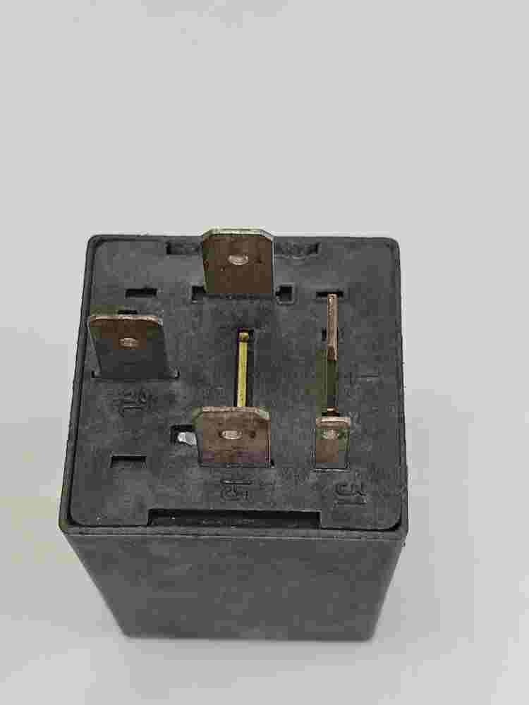Relais   Alfa Romeo 155 A727509 A727 509 12V 27A
