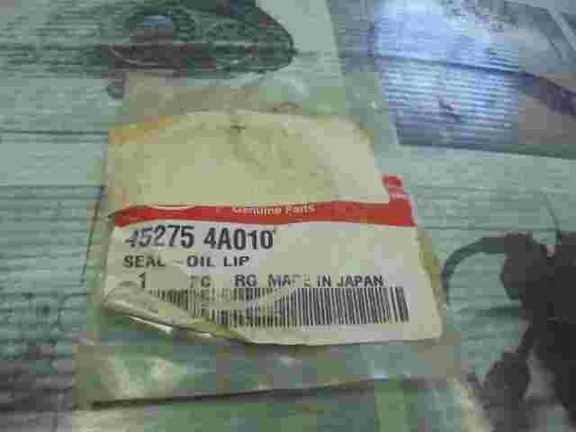 Seal-Oil Lip / Kia Sorento Hyundai 452754A010 45275-4A010 45275 4A010