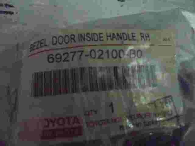 Bezel Rear Door Inside Handle RH / Toyota Auris E15 6927702100B0 69277-02100-B0