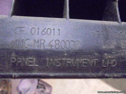 Armaturenbrett Mitsubishi Pajero MMC MR480037 MR 480037 CF016011 CF 016011