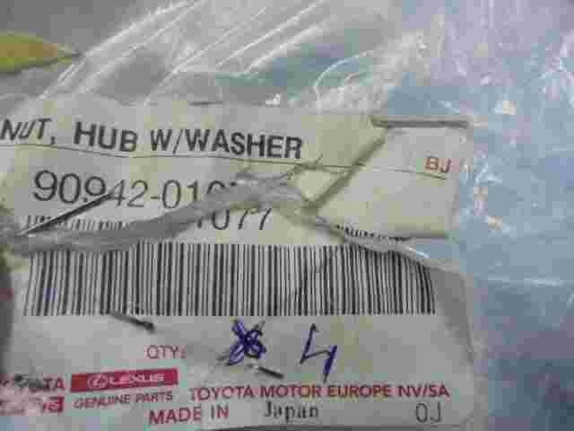 1 stuck Nut Hub W/ Washer / Toyota 4 Runner Hilux  PickUp 9094201077