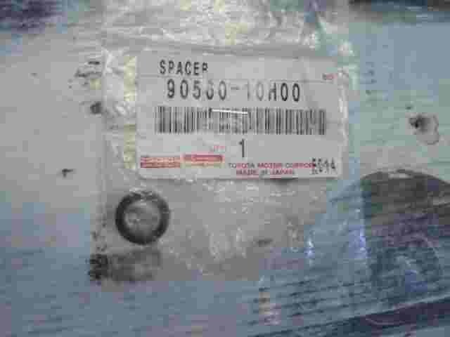1 stuck Spacer  Toyota 4Runner Camry Lexus IS 300 9056010H00 90560-10H00
