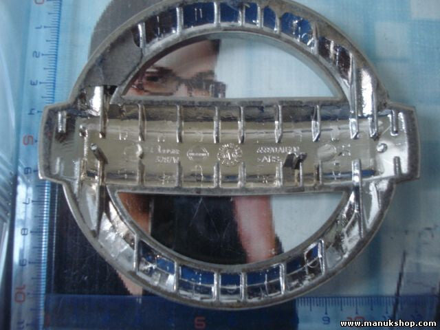 Emblem Logo vorne Nissan Primera P12 65890AU300 65890 AU300