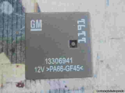 Relais Opel Astra J Zafira C 2010 GM 13306941 12VPA66GF45 12V PA66-GF45
