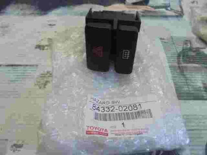 Warnblinkschalter Toyota Corolla E12 E120 E130 8433202081 84332-02081