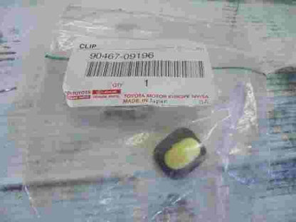 1 stuck  Spoiler Clip  Toyota Corolla Spacio (E110) Prius 9046709196 90467-09196
