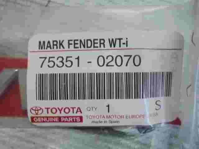 Emblem Logo Toyota Corolla E12 VVT-i 7535102070 75351-02070