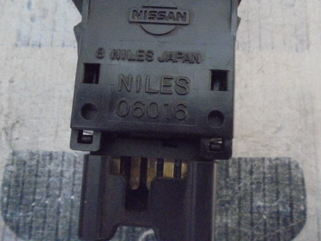 Warnblinkschalter Nissan King Cab PickUp d22 Niles 06016