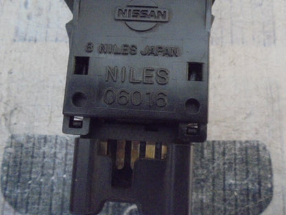 Warnblinkschalter Nissan King Cab PickUp d22 Niles 06016