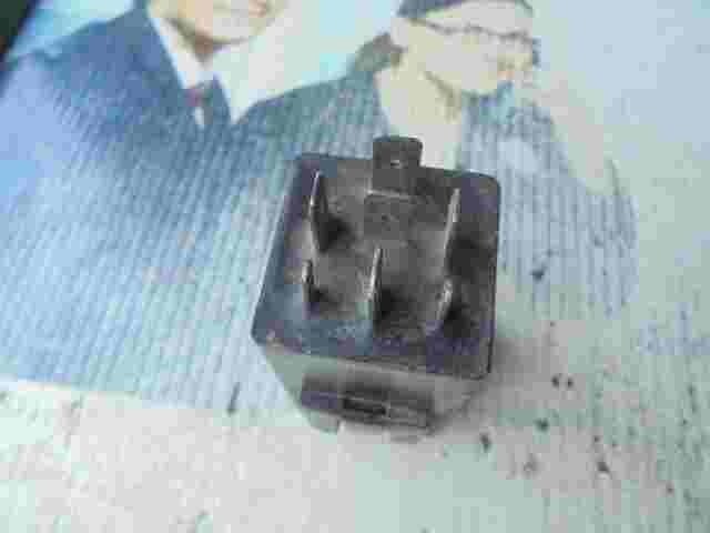 Kraftstoffpumpe relais Opel Kadett E Ascona C 90124673 SIEMENS 5WK2203 5WK 2 203
