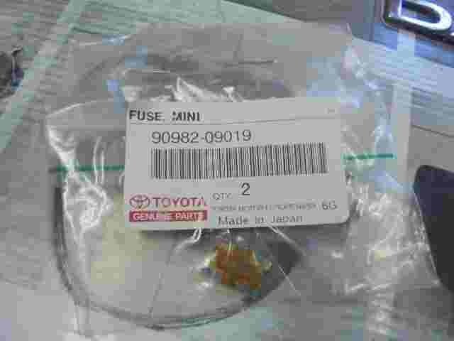 Fuse Mini  Toyota 4-Runner Land Cruiser Prado Lexus GX 470 Pathfinde 9098209019