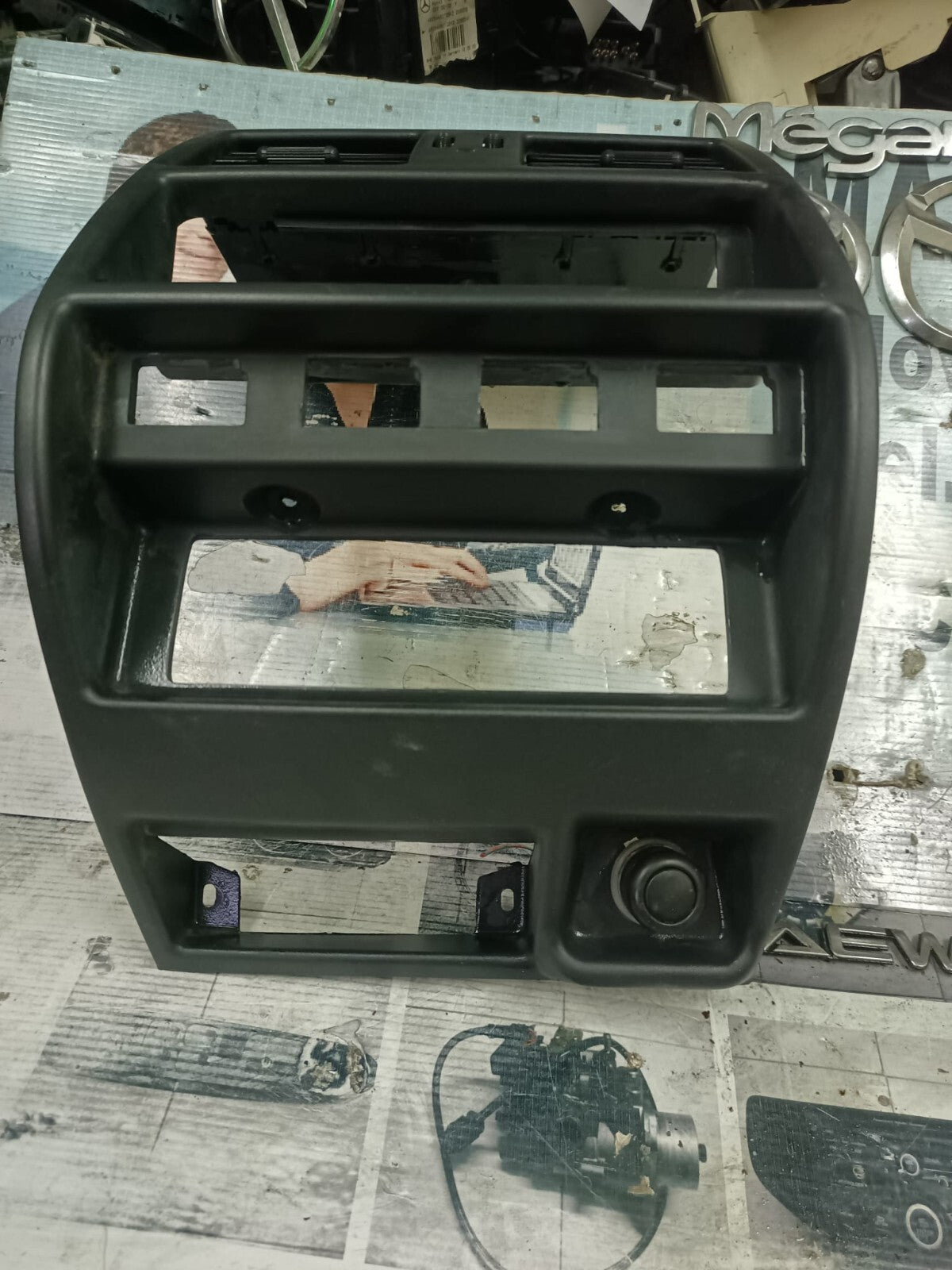 Mittelkonsole Nissan Terrano Ford Maverick 687500F000 68 750 0F 000 682600F000