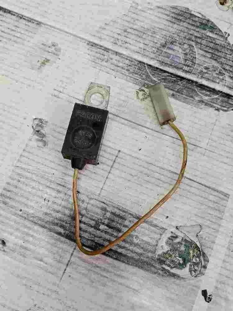Kondensator Renault R9 Espace Safrane Facon 2635250uF 2635-250uF 2635 250uF