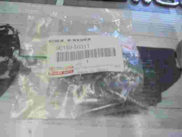 Screw W/ Washer Toyota Lexus Auris  Camry Corolla Land Cruiser 9015950311 .