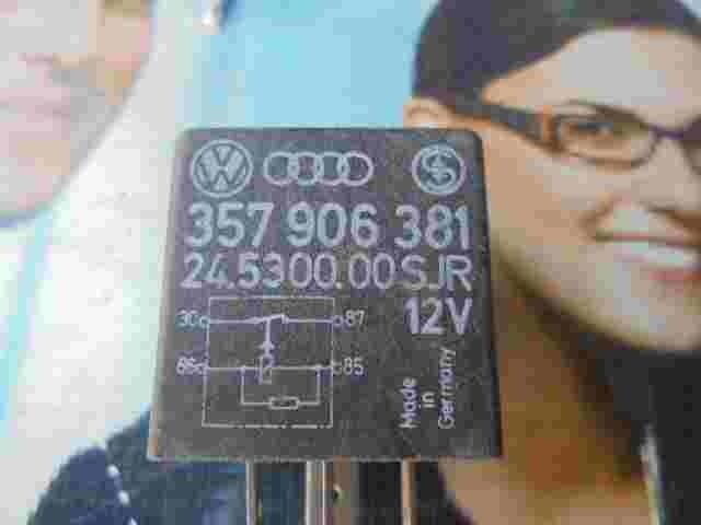 Kraftstoffpumpenrelais VW Volkswagen Bora Polo Golf Passat 357906381 24530000