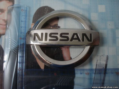 Emblem Logo vorne Nissan Primera P12 65890AU300 65890 AU300