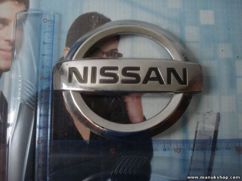 Emblem Logo vorne Nissan Primera P12 65890AU300 65890 AU300