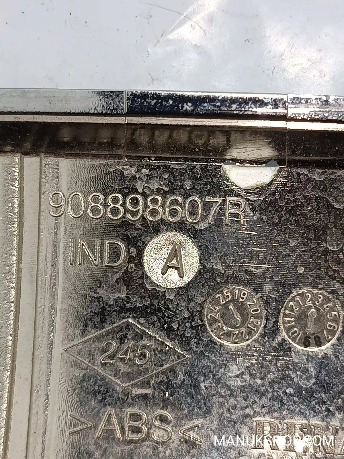 Emblem Dacia Sandero III 908898607R 90 88 986 07R