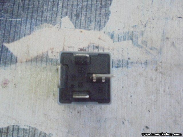 Relais Opel Astra J Zafira C 2010 GM 13306943 12VPA66 12V PA66