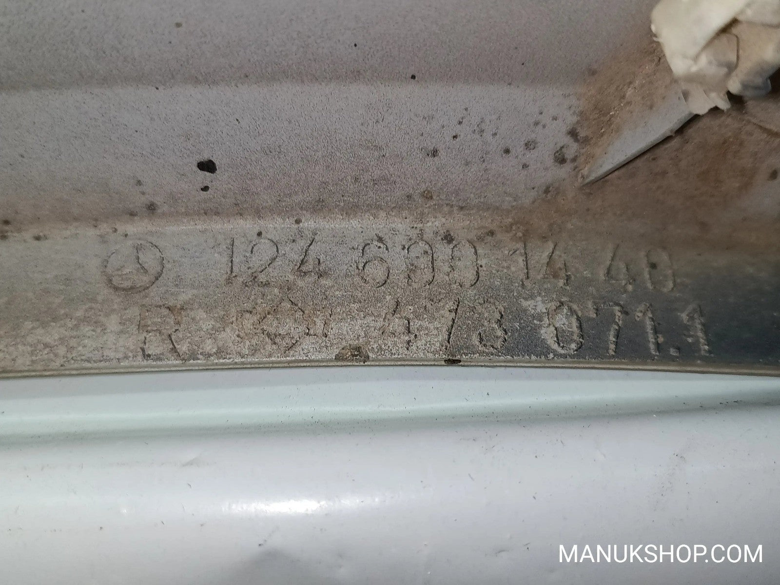 Leiste Zierleiste Kotflügel rechts   Mercedes-Benz W124 1246901440 124 690 14 40