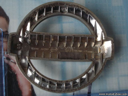 Emblem Logo hinten Nissan Primera P12 90890 AU200 90890AU200