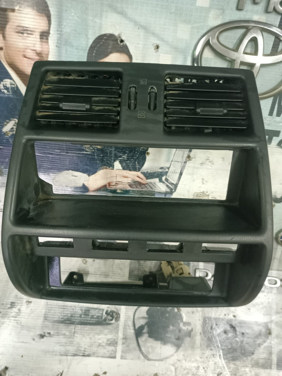 Mittelkonsole Nissan Terrano Ford Maverick 687500F000 68 750 0F 000 682600F000