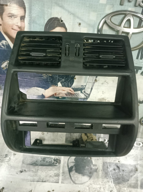 Mittelkonsole Nissan Terrano Ford Maverick 687500F000 68 750 0F 000 682600F000