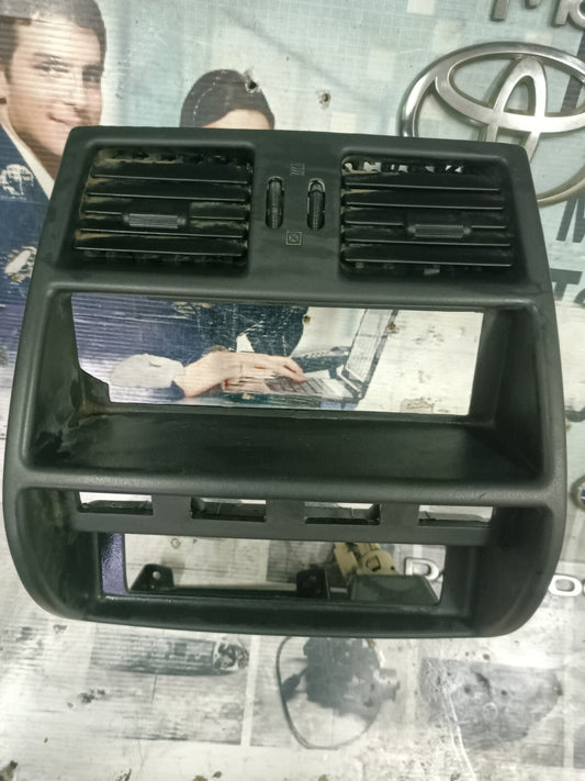 Mittelkonsole Nissan Terrano Ford Maverick 687500F000 68 750 0F 000 682600F000
