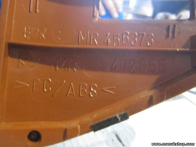Mittelkonsole Mitsubishi Pajero MR456373 MR 456 373 MR.456.373 MR402666