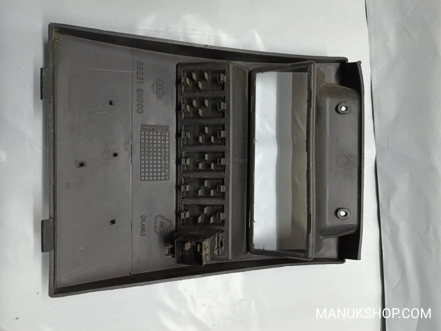 Mittelkonsole Nissan Atleon, 682519X000 68251 9X000