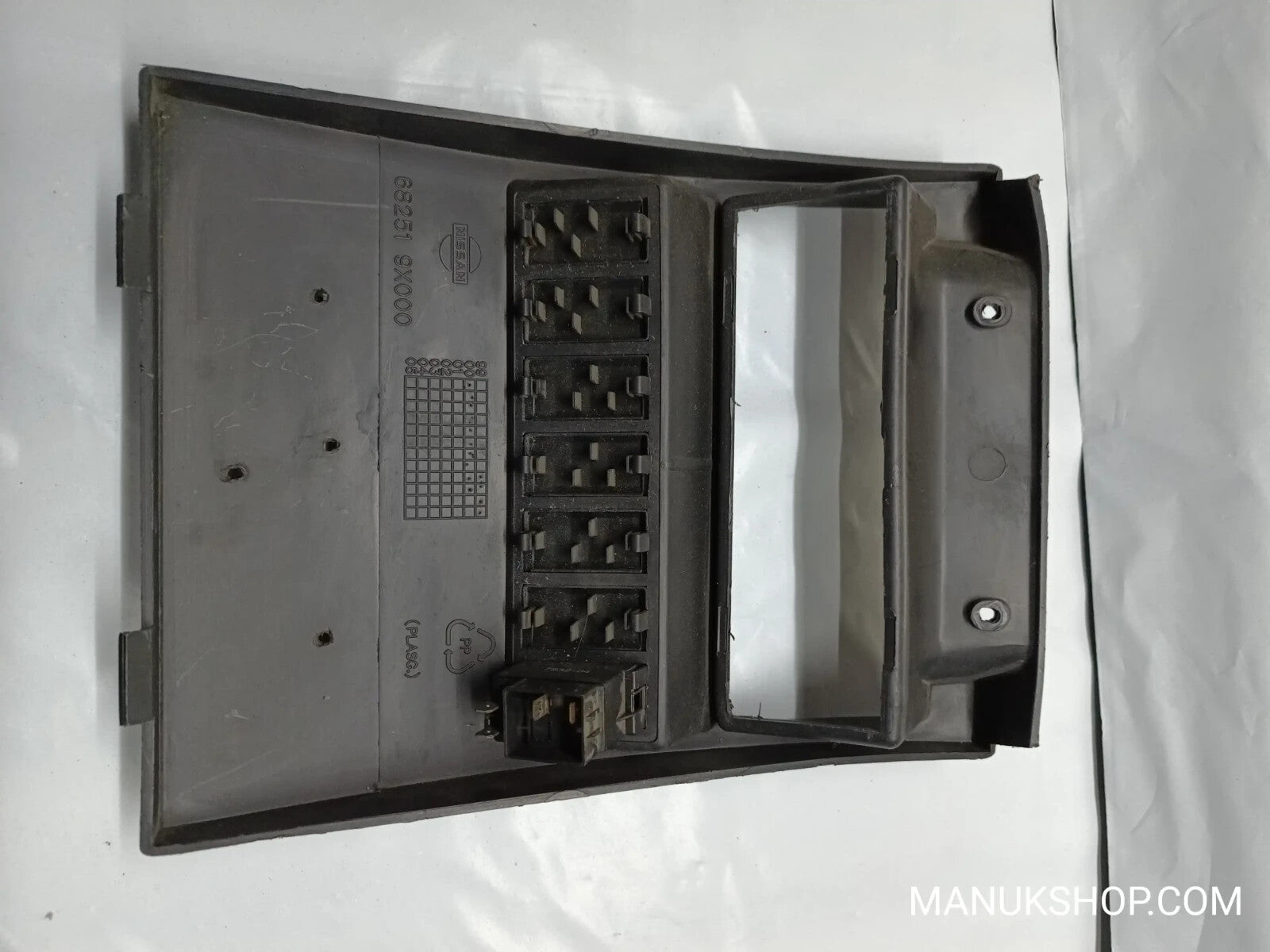 Mittelkonsole Nissan Atleon, 682519X000 68251 9X000