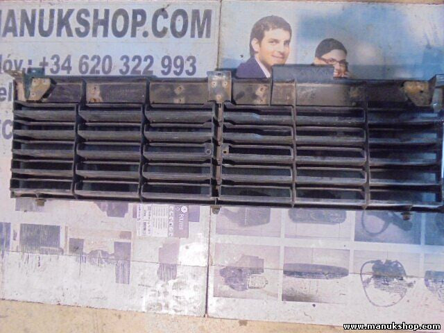 Frontgrill Grill Kühlergrill Mitsubishi Pajero Montero 1987 MB383527-30