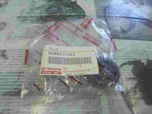 Plug / Lexus LX470 SC300 SC400 Toyota 9095001444 90950-01444