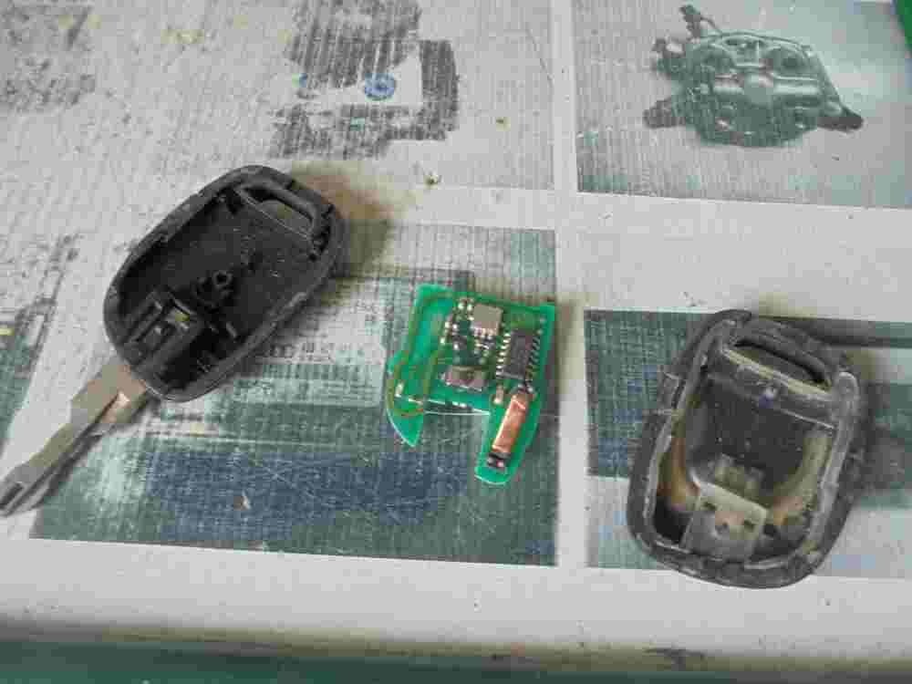 Funkfernbedienung Schlüssel Gehäuse  Renault Twingo Kangoo Clio TRW 01075700