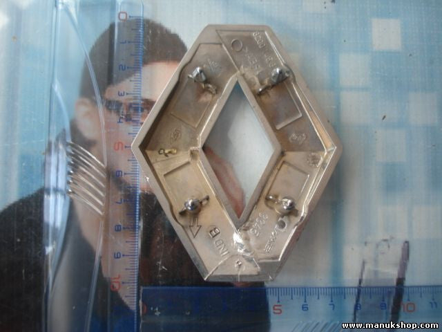 Emblem Logo Renault Scénic II JM0/1_ 2003/06-2009/12 8200145816 7 cm. x 10 cm.
